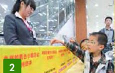 顧客將黃色小票投票到標有自己想要資助的團體投票箱里。